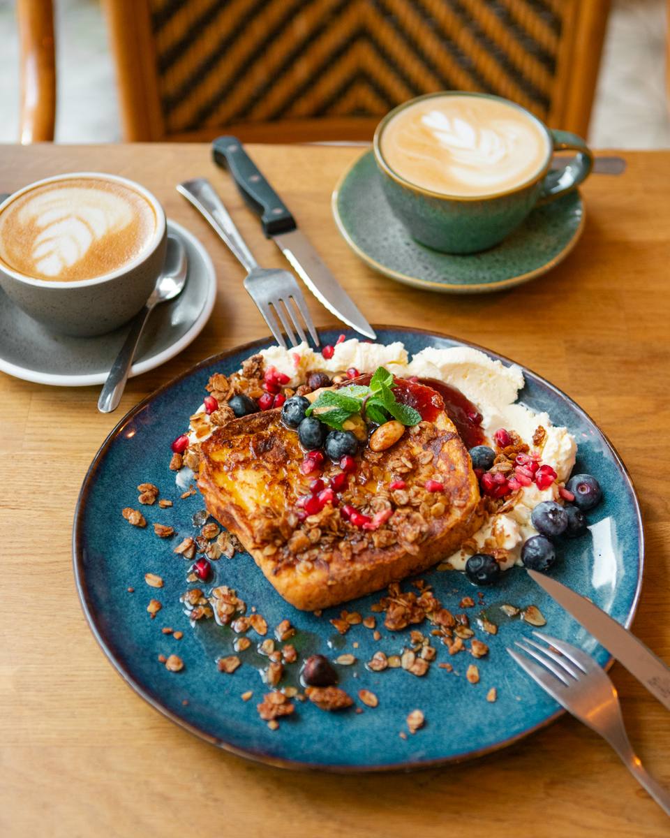 French toast with berries