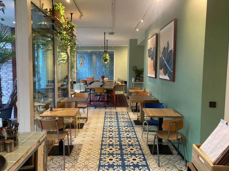 Erchy's cozy interior with hanging plants and patterned tiles